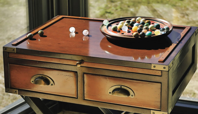 old school games; Side table with semi-precious stones solitaire. At least 15 different semi-precious minerals. Malachite, Azurite, Quartz, Serpentine, Hematite, Bloodstone, Lazulite, Amethyst, Crystal, Garnet... Try your hand at jewel-like stones with our precious solitaire